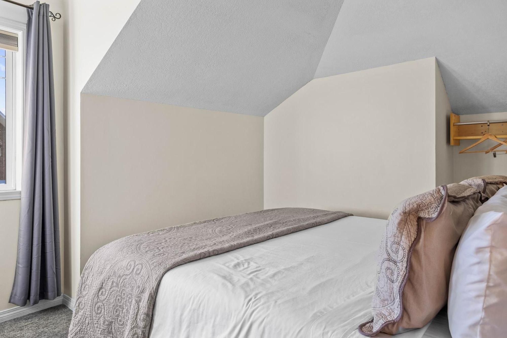 B212 Hot Tub, Ac X3, Parking, 2 Min To Banff Gate Leilighet Canmore Eksteriør bilde